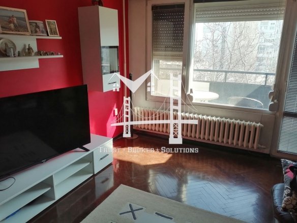 Западен парк, двеустаен апартамент, обзаведен, за освежаване. До метро. - 0