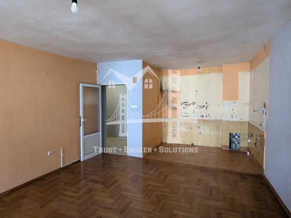 Хладилника, тристаен тухлен апартамент с паркинг. До метро - 0