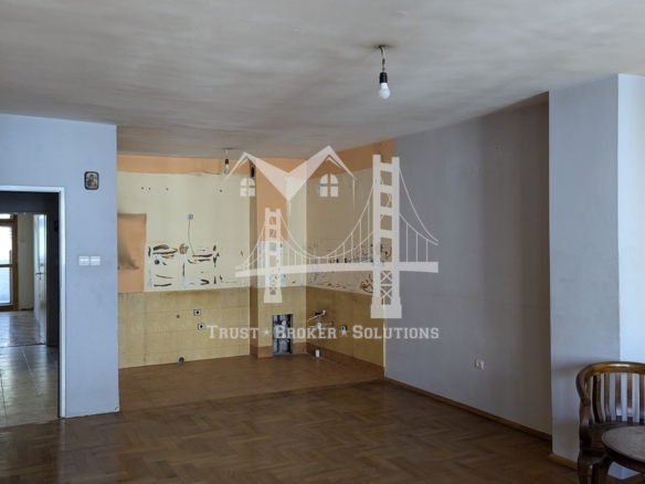 Хладилника, тристаен тухлен апартамент с паркинг. До метро - 0