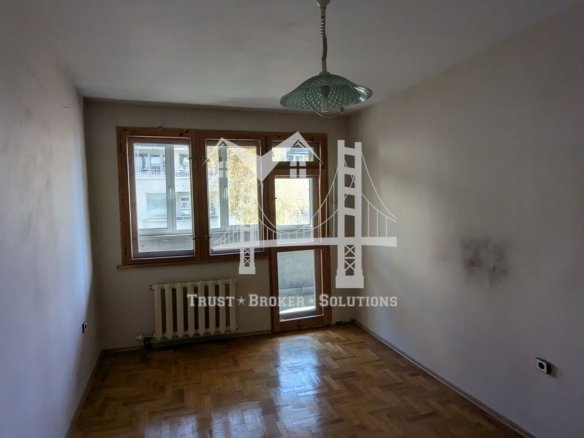 Хладилника, тристаен тухлен апартамент с паркинг. До метро - 0