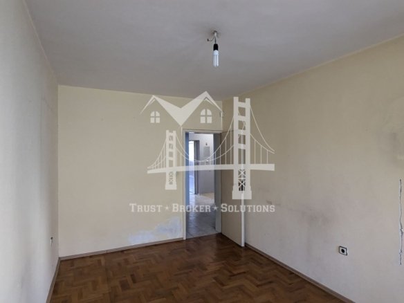 Хладилника, тристаен тухлен апартамент с паркинг. До метро - 0