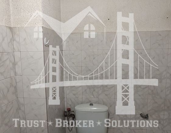 Хладилника, тристаен тухлен апартамент с паркинг. До метро - 0