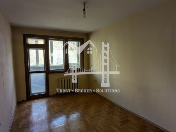 Хладилника, тристаен тухлен апартамент с паркинг. До метро - 0