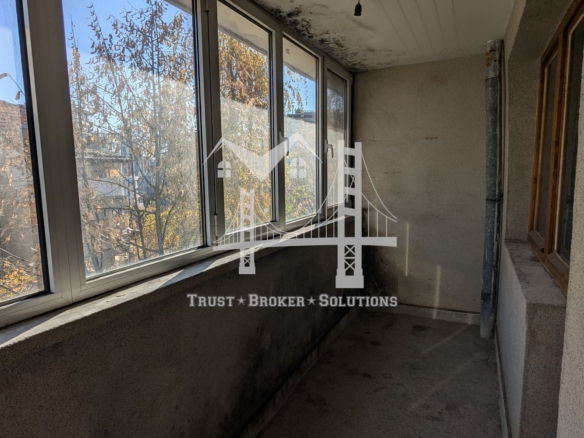 Хладилника, тристаен тухлен апартамент с паркинг. До метро - 0