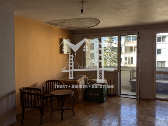 Хладилника, тристаен тухлен апартамент с паркинг. До метро - 0