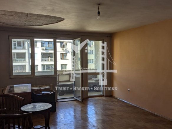 Хладилника, тристаен тухлен апартамент с паркинг. До метро - 0