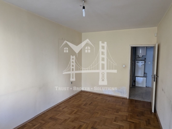 Хладилника, тристаен тухлен апартамент с паркинг. До метро - 0