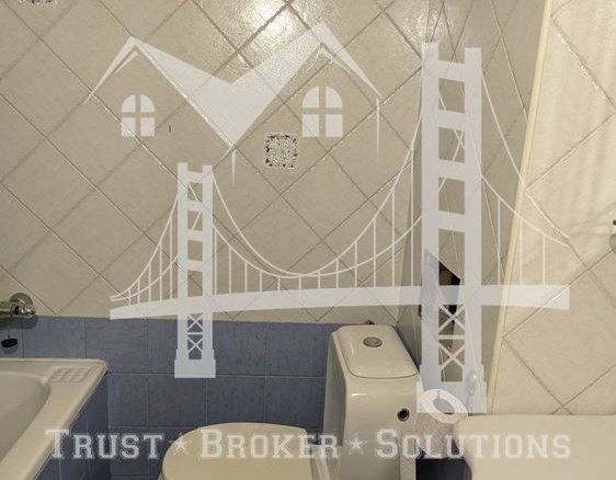 Хладилника, тристаен тухлен апартамент с паркинг. До метро - 0