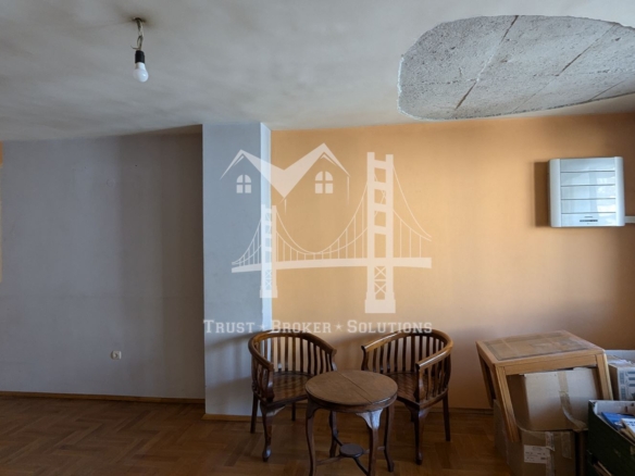 Хладилника, тристаен тухлен апартамент с паркинг. До метро - 0