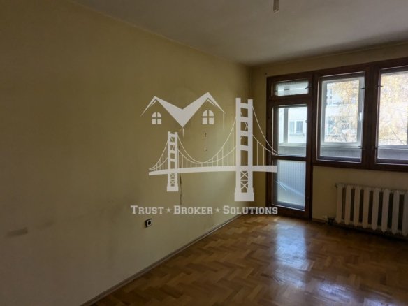 Хладилника, тристаен тухлен апартамент с паркинг. До метро - 0