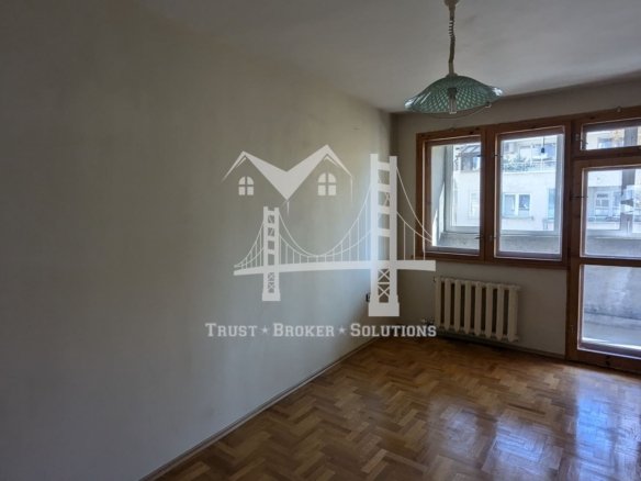 Хладилника, тристаен тухлен апартамент с паркинг. До метро - 0