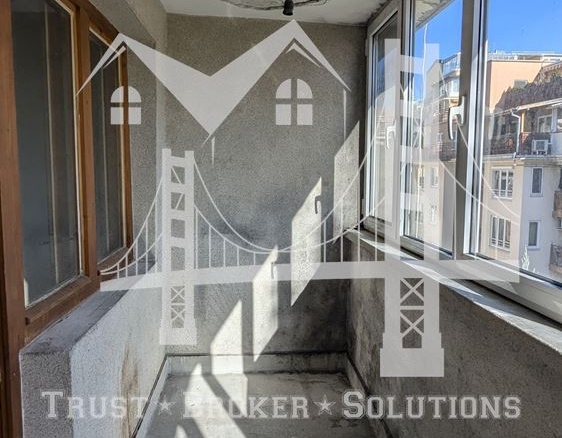 Хладилника, тристаен тухлен апартамент с паркинг. До метро - 0