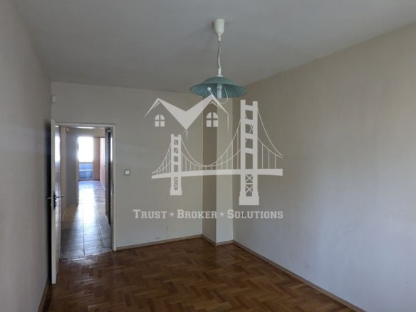 Хладилника, тристаен тухлен апартамент с паркинг. До метро - 0