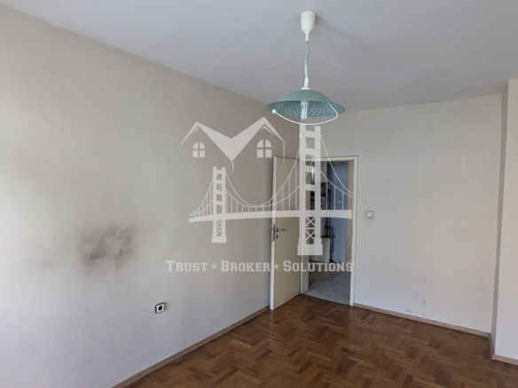 Хладилника, тристаен тухлен апартамент с паркинг. До метро - 0