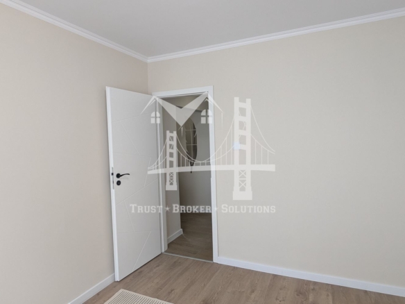 Младост 4, тристаен ремонтиран и полуобзаведен апартамент. До "Бизнес Парк" - 0