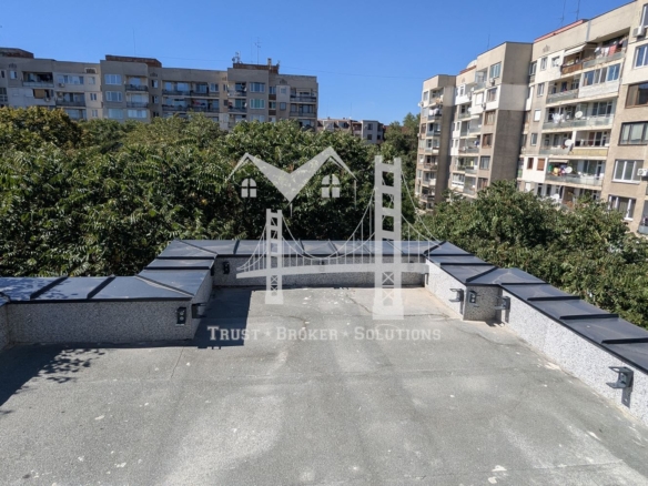 Център, новострояща се сграда за бизнес, офис или тристайни апартаменти. До метро - 0