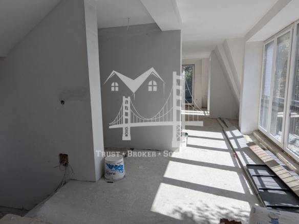 Център, новострояща се сграда за бизнес, офис или тристайни апартаменти. До метро - 0