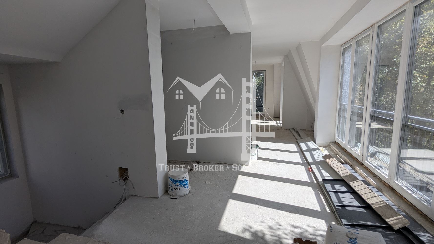 Център, новострояща се сграда за бизнес, офис или тристайни апартаменти. До метро - 0