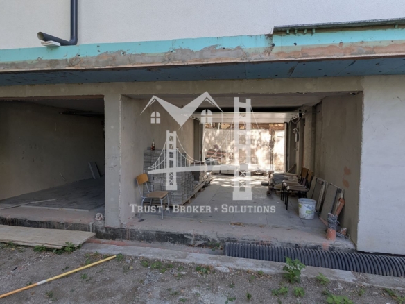 Център, новострояща се сграда за бизнес, офис или тристайни апартаменти. До метро - 0