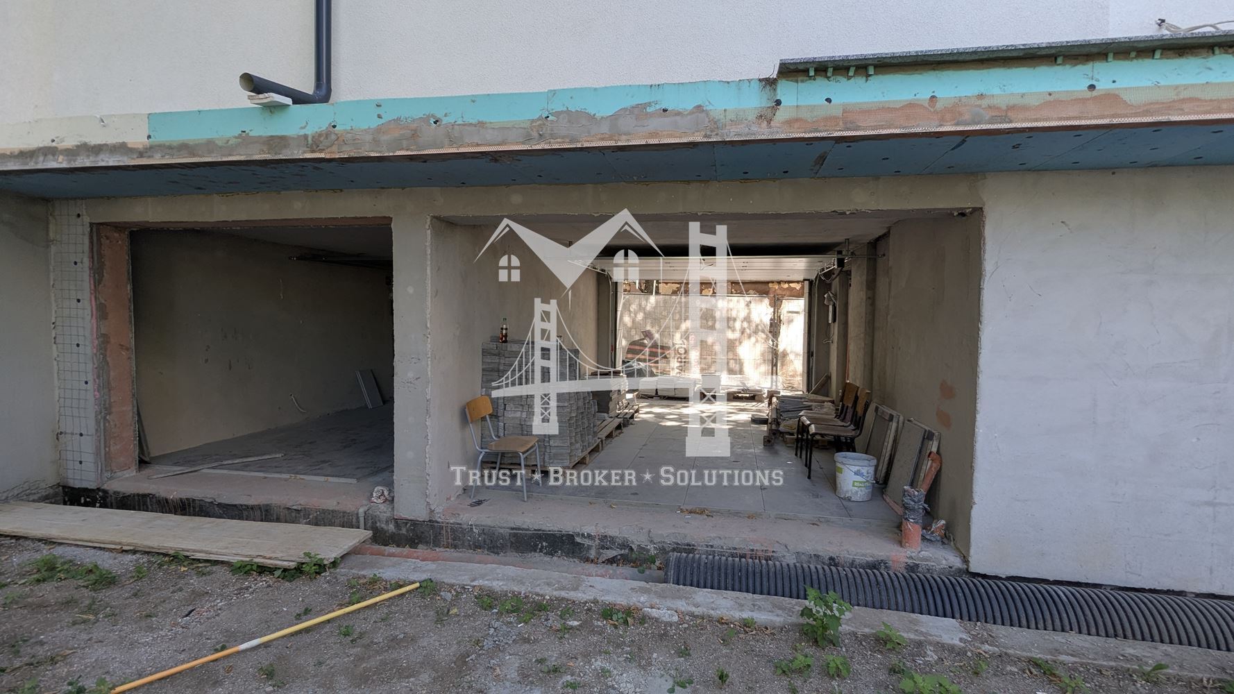 Център, новострояща се сграда за бизнес, офис или тристайни апартаменти. До метро - 0