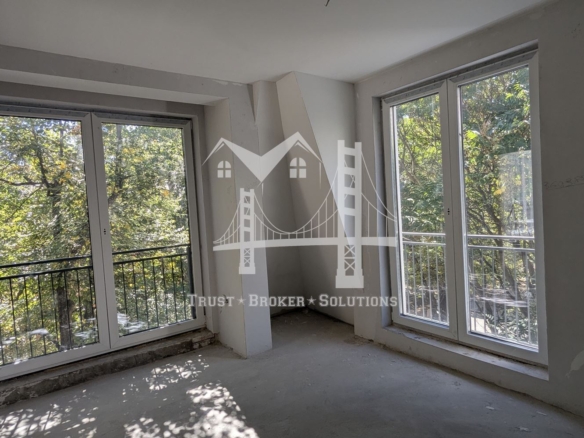 Център, новострояща се сграда за бизнес, офис или тристайни апартаменти. До метро - 0