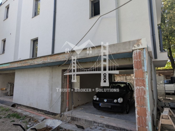 Център, новострояща се сграда за бизнес, офис или тристайни апартаменти. До метро - 0