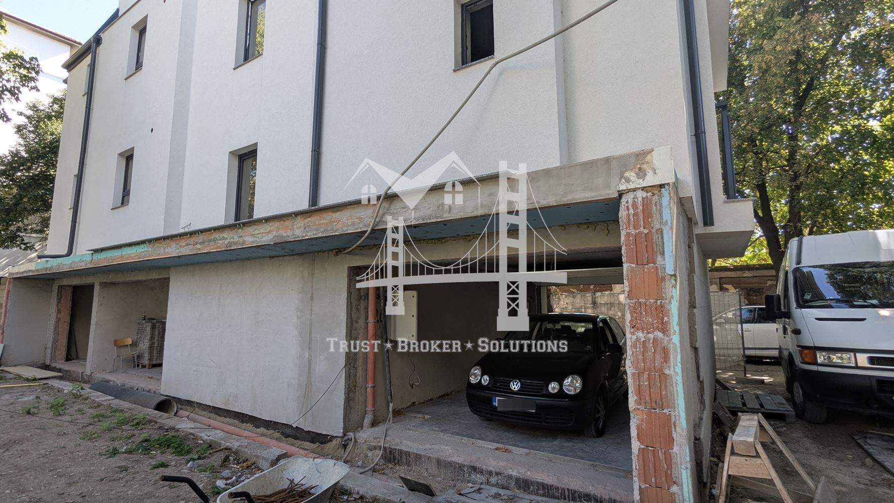 Център, новострояща се сграда за бизнес, офис или тристайни апартаменти. До метро - 0