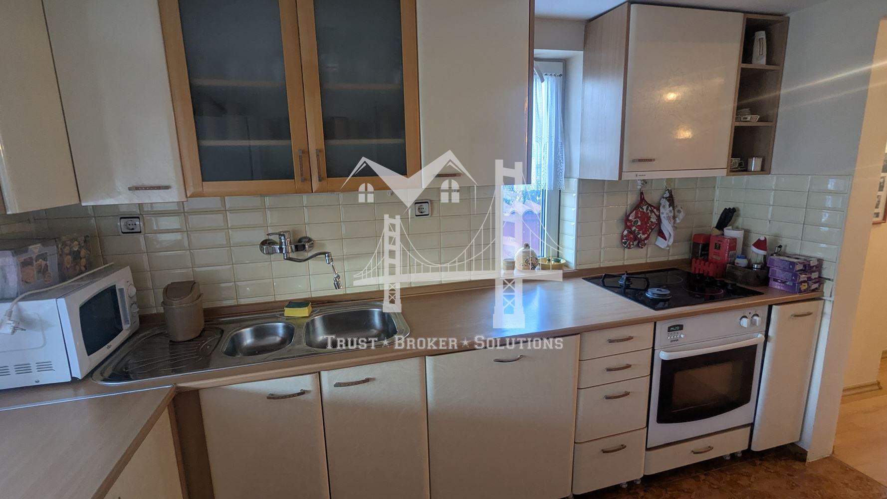 Банкя Михайлово, обзаведена и ремонтирана къща - 0