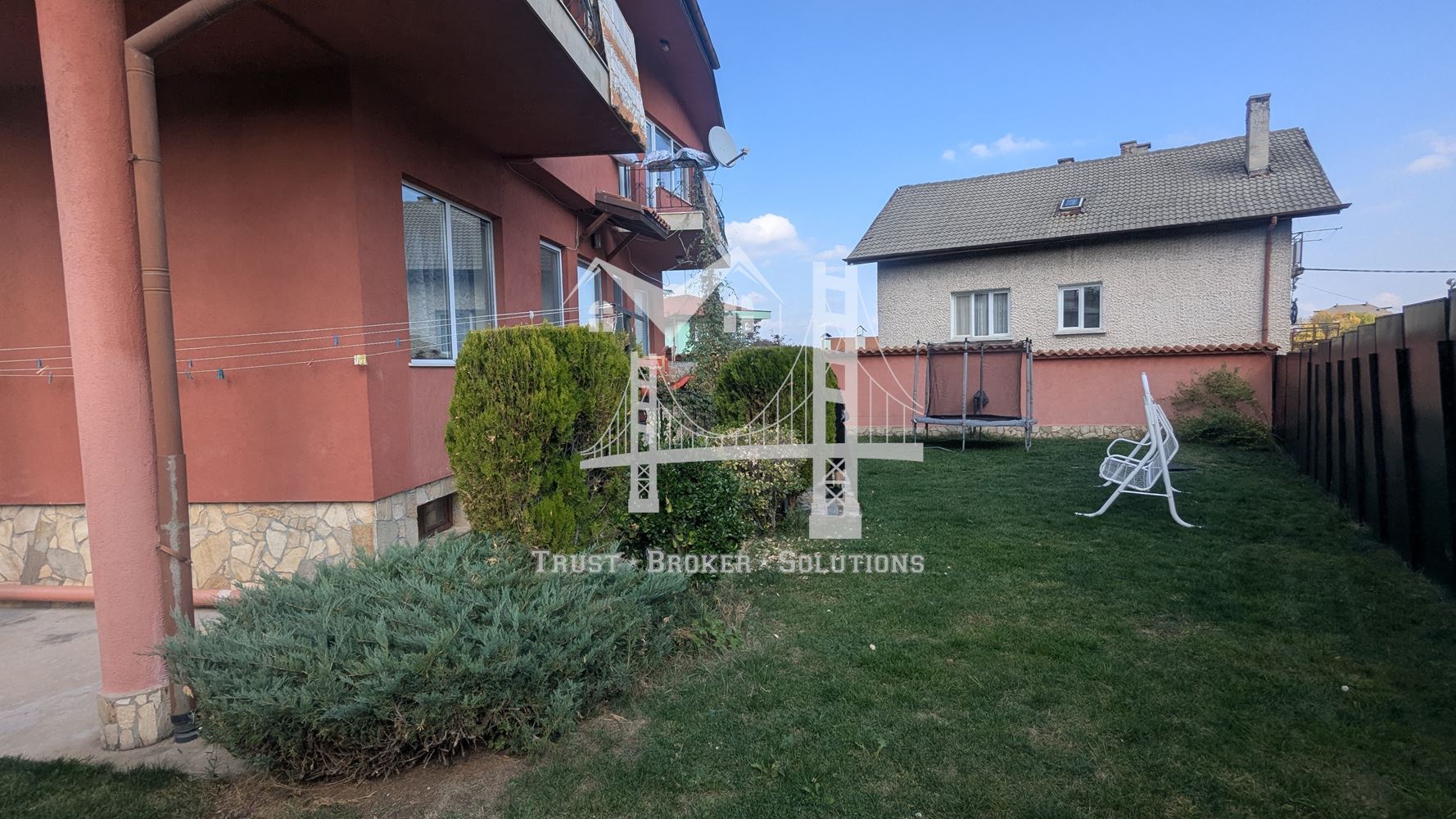 Банкя Михайлово, обзаведена и ремонтирана къща - 0