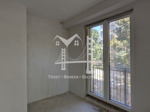 Център, новострояща се сграда за бизнес, офис или тристайни апартаменти. До метро - 0