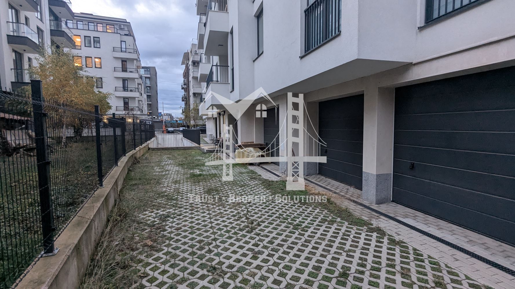 Кръстова вада, гараж на партерно ниво - 0