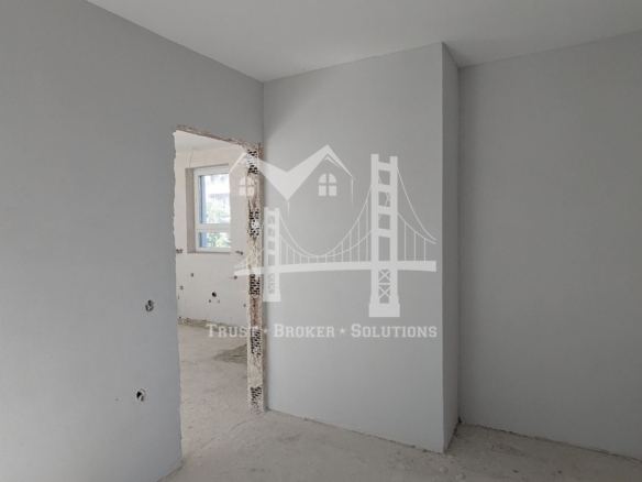 Център, новострояща се сграда за бизнес, офис или тристайни апартаменти. До метро - 0