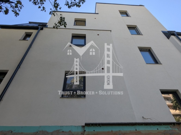 Център, новострояща се сграда за бизнес, офис или тристайни апартаменти. До метро - 0