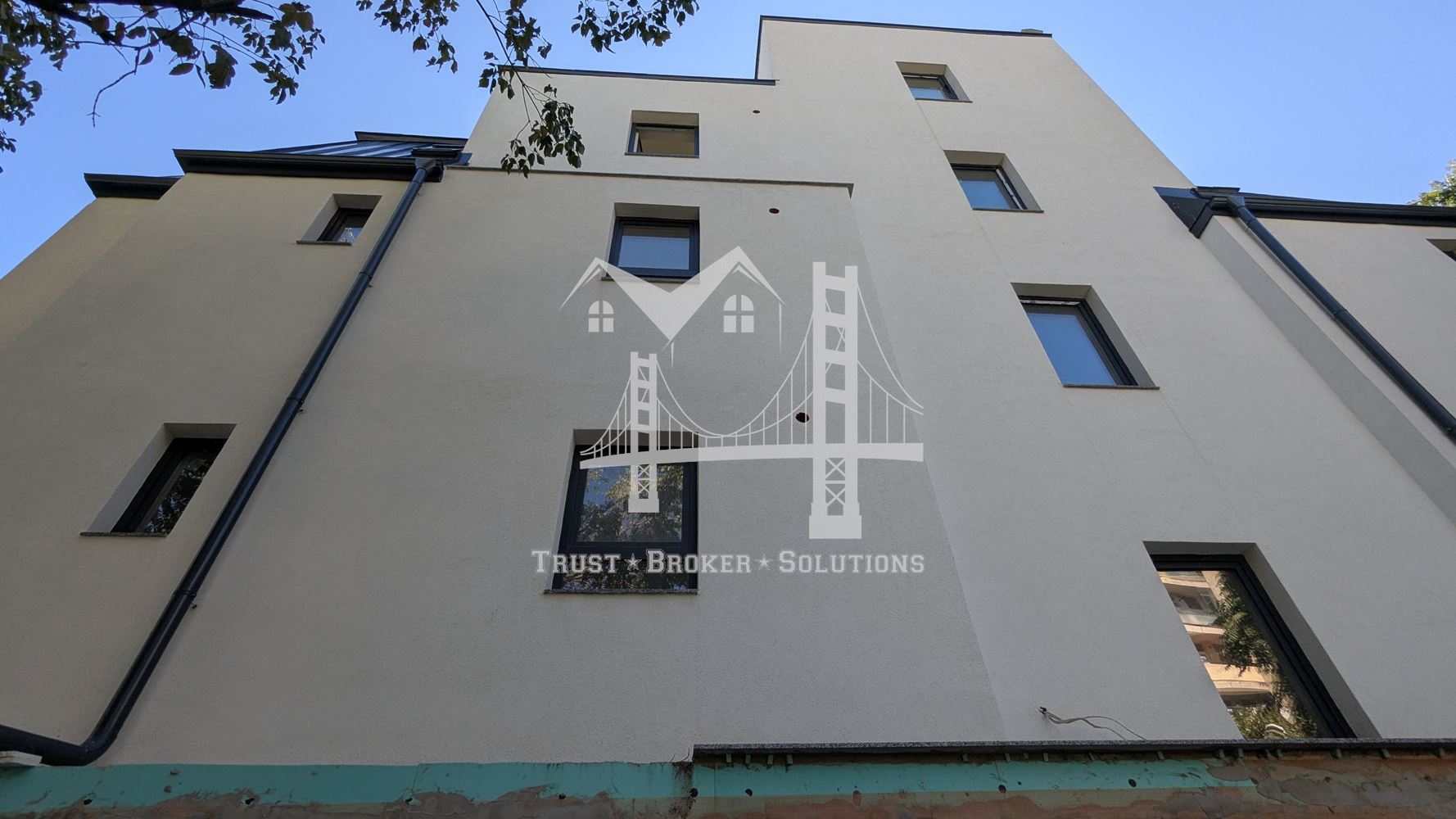 Център, новострояща се сграда за бизнес, офис или тристайни апартаменти. До метро - 0