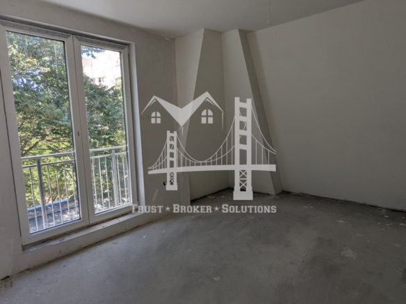 Център, новострояща се сграда за бизнес, офис или тристайни апартаменти. До метро - 0