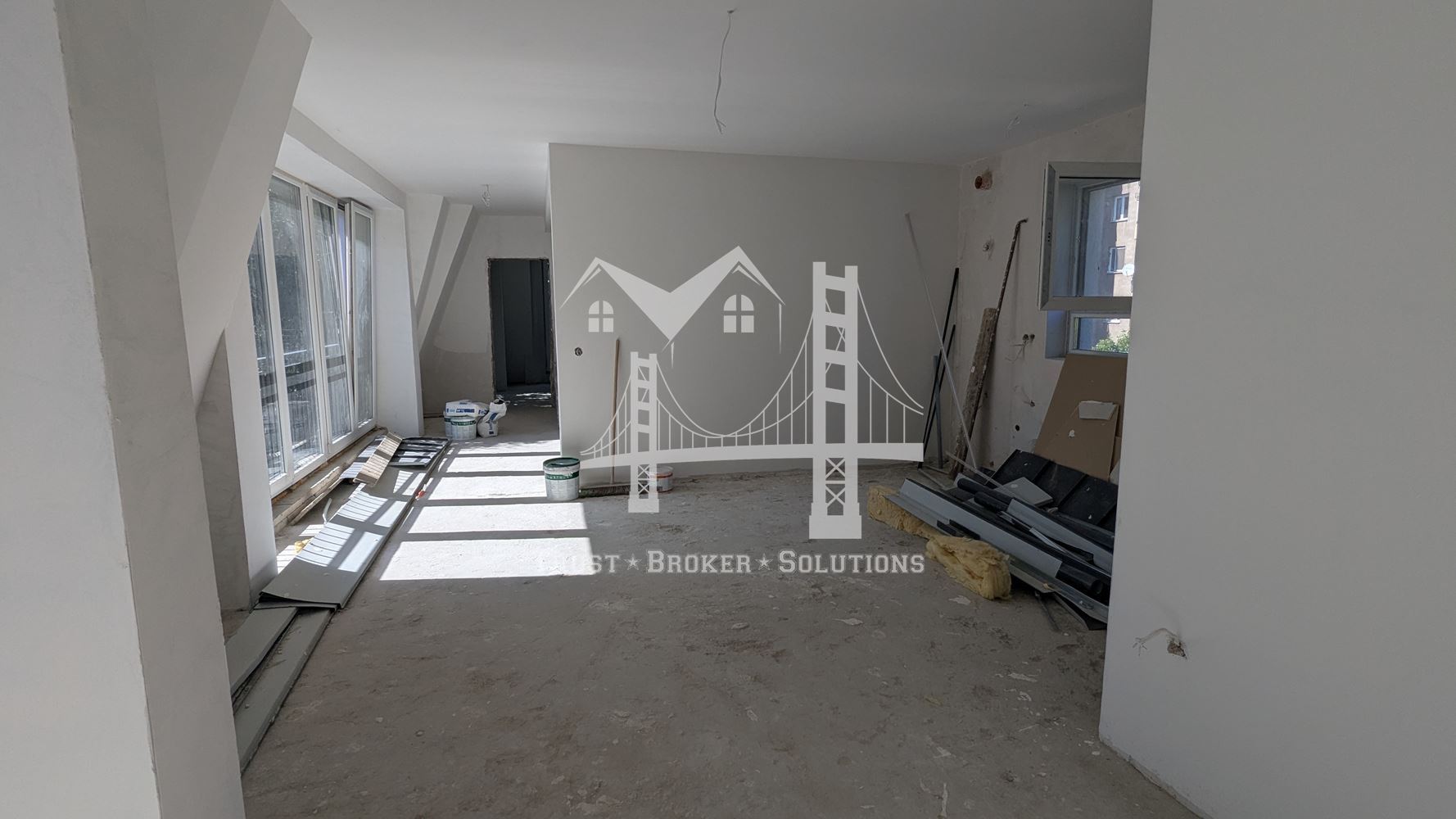 Център, новострояща се сграда за бизнес, офис или тристайни апартаменти. До метро - 0