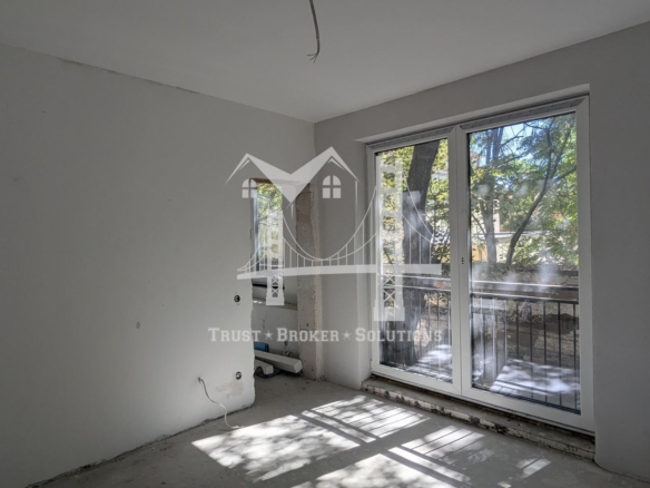 Център, новострояща се сграда за бизнес, офис или тристайни апартаменти. До метро - 0