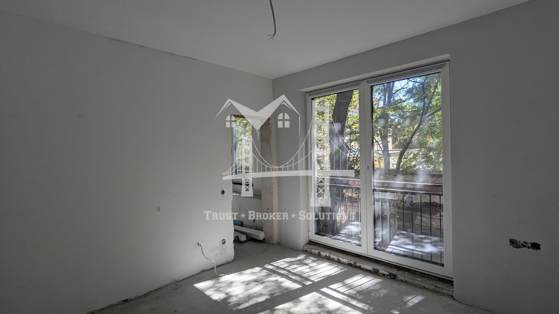 Център, новострояща се сграда за бизнес, офис или тристайни апартаменти. До метро - 0