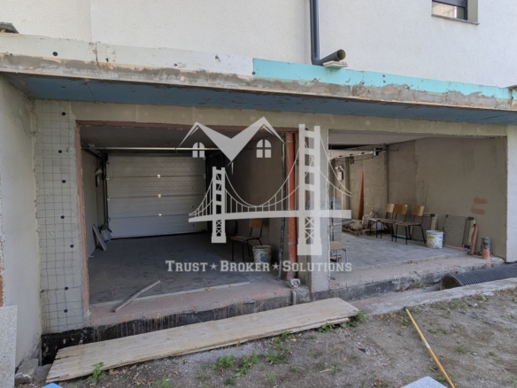 Център, новострояща се сграда за бизнес, офис или тристайни апартаменти. До метро - 0