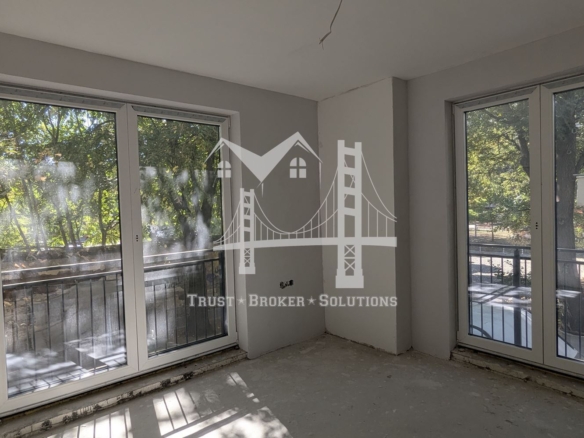 Център, новострояща се сграда за бизнес, офис или тристайни апартаменти. До метро - 0