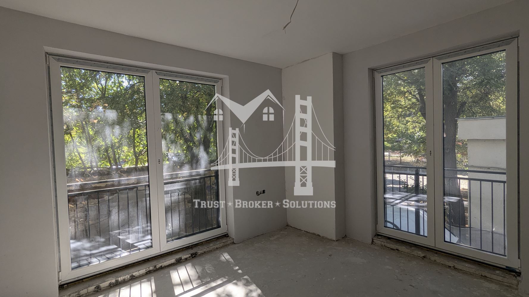 Център, новострояща се сграда за бизнес, офис или тристайни апартаменти. До метро - 0