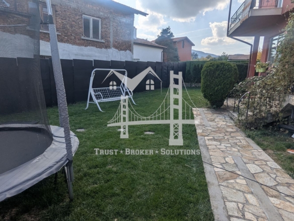 Банкя Михайлово, обзаведена и ремонтирана къща - 0