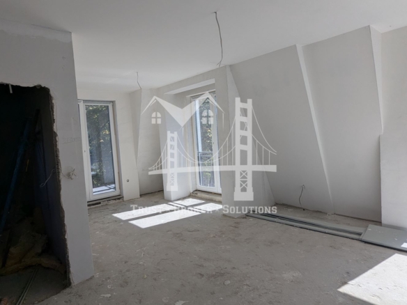 Център, новострояща се сграда за бизнес, офис или тристайни апартаменти. До метро - 0