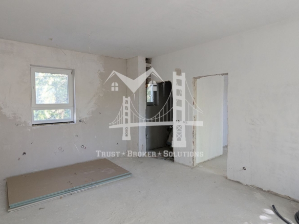 Център, новострояща се сграда за бизнес, офис или тристайни апартаменти. До метро - 0