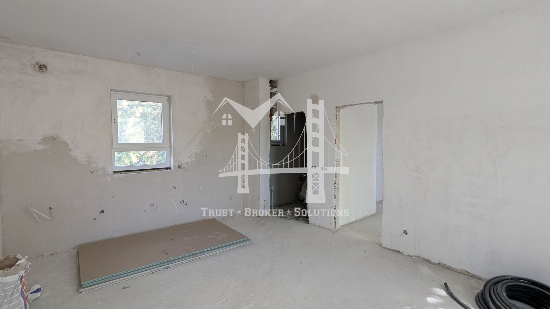 Център, новострояща се сграда за бизнес, офис или тристайни апартаменти. До метро - 0