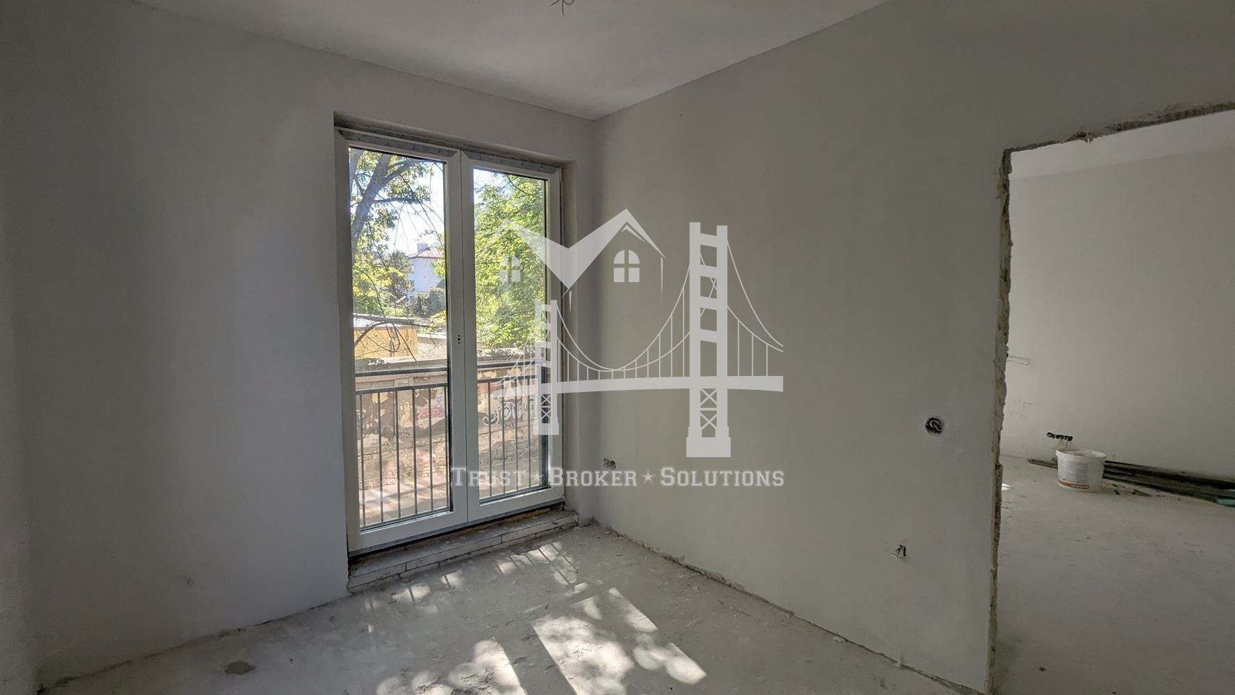 Център, новострояща се сграда за бизнес, офис или тристайни апартаменти. До метро - 0