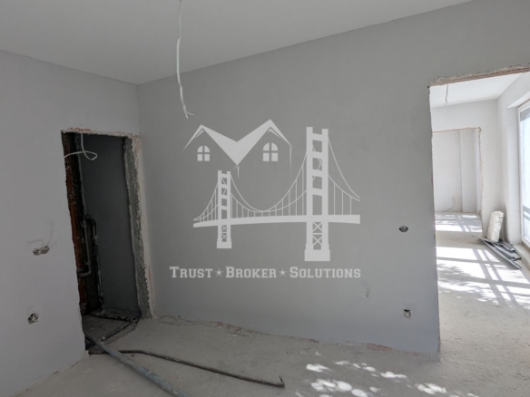 Център, новострояща се сграда за бизнес, офис или тристайни апартаменти. До метро - 0