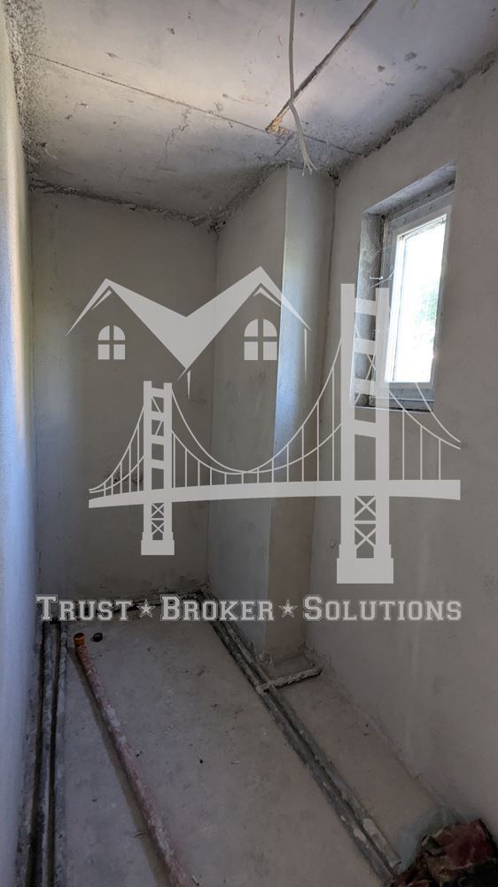 Център, новострояща се сграда за бизнес, офис или тристайни апартаменти. До метро - 0