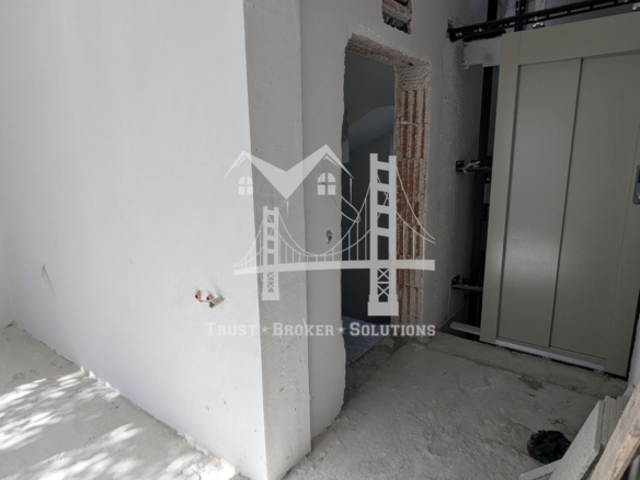 Център, новострояща се сграда за бизнес, офис или тристайни апартаменти. До метро - 0