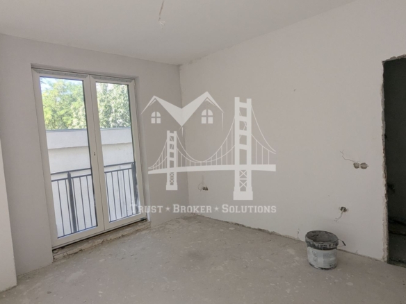 Център, новострояща се сграда за бизнес, офис или тристайни апартаменти. До метро - 0